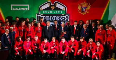 Кто получил награду премии «Герои Хоккея» от БК «Лига...