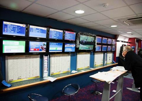 Клиент БК поставил 500 рублей на экспресс и выиграл...