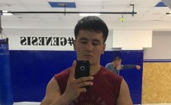 Боец ММА показал сопернику средний палец и отправил...