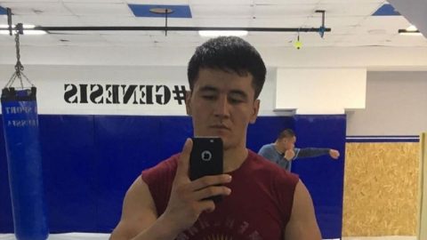 Боец ММА показал сопернику средний палец и отправил...