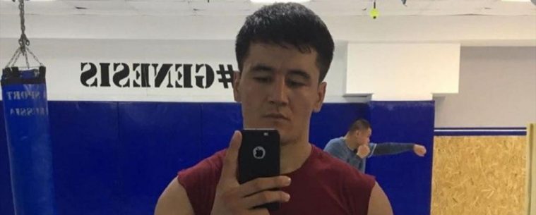 Боец ММА показал сопернику средний палец и отправил сразу в нокаут