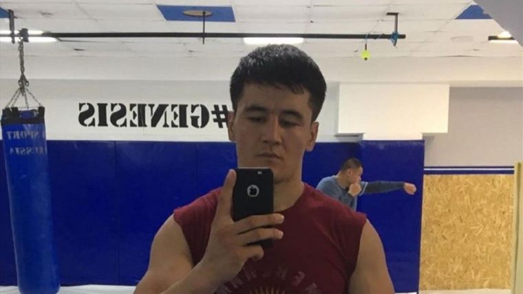 Боец ММА показал сопернику средний палец и отправил сразу в нокаут