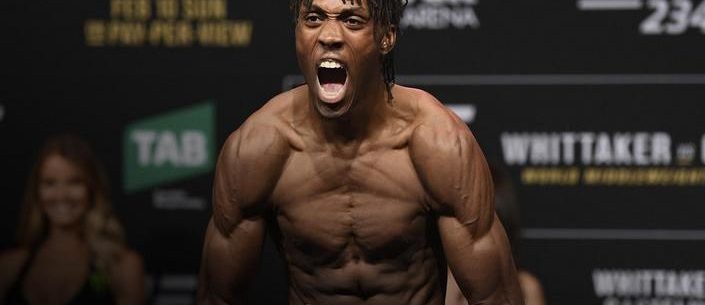 Боец UFC пришёл на взвешивание с тарантулом (видео)