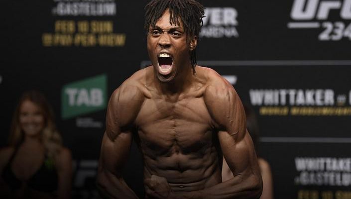 Боец UFC пришёл на взвешивание с тарантулом (видео)