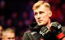 Бой Александра Волкова на UFC 254 находится под угрозой