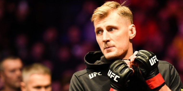 Бой Александра Волкова на UFC 254 находится под угрозой