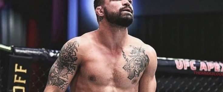 Порноактриса предложила бойцу UFC большую сумму, чтобы стать секундантом