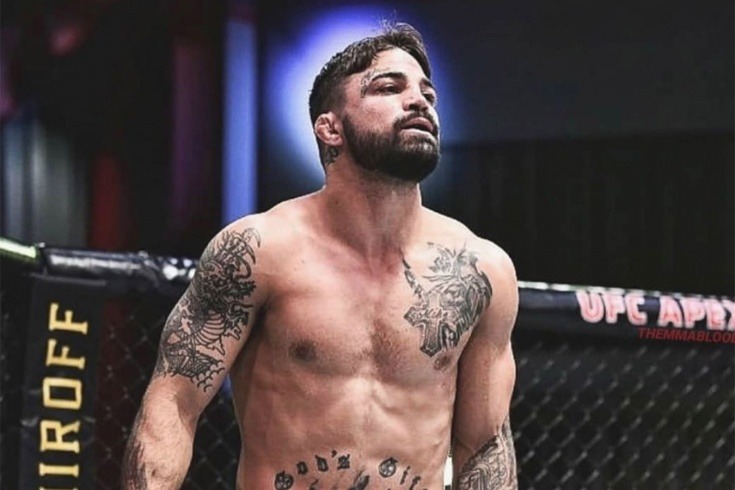 Порноактриса предложила бойцу UFC большую сумму, чтобы стать секундантом