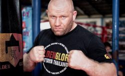 Бывший боец UFC избил легенду российского ММА (видео)