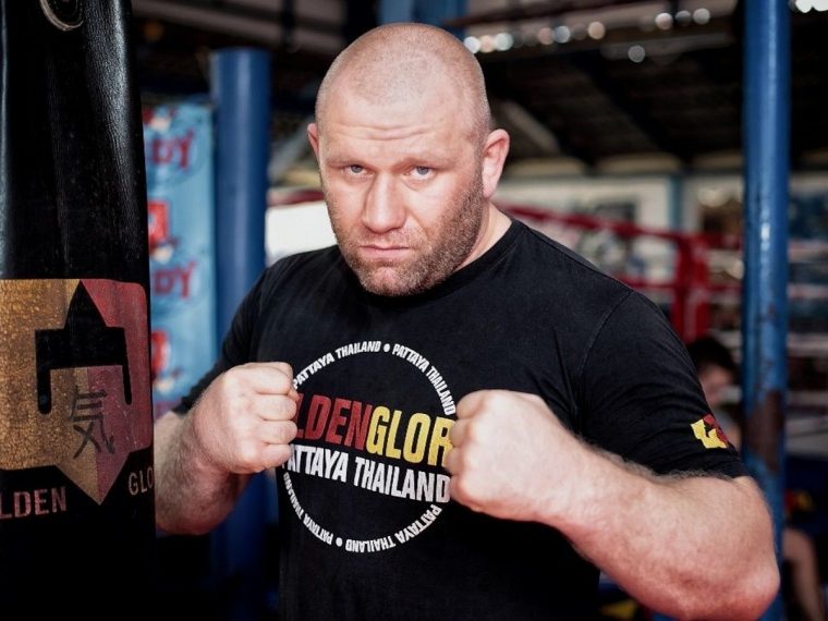 Бывший боец UFC избил легенду российского ММА (видео)