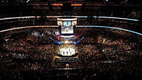 UFC возвращает фанатов на трибуны с первых турниров...