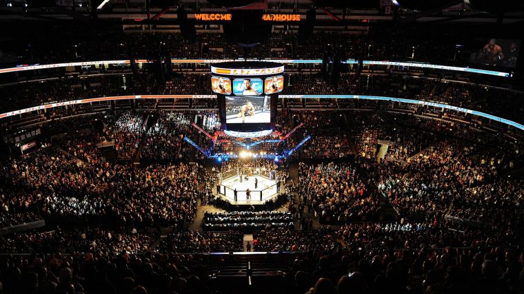 UFC возвращает фанатов на трибуны с первых турниров 2021 года