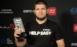 Хабиб получил награду от UFC за лучший прием года...