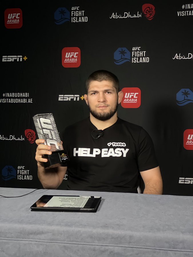 Хабиб получил награду от UFC за лучший прием года (видео)