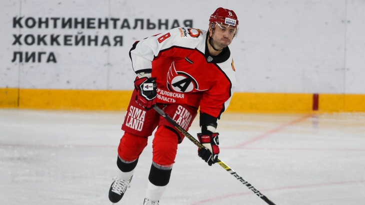 Хоккеист из хк Авангард в домашней форме