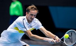 Медведев с трудом прошел в 1/8 финала Australian Open