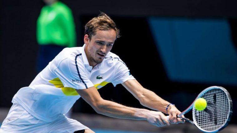 Медведев с трудом прошел в 1/8 финала Australian Open