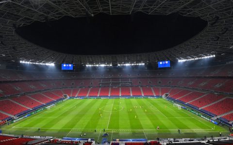 Два матча плей-офф Лиги чемпионов на нейтральном поле...