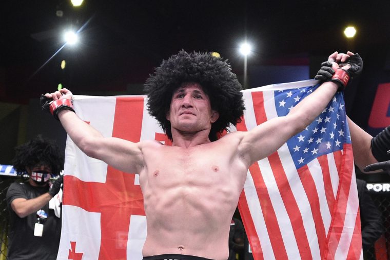 Грузинский боец UFC курьезно разбил голову об лед (видео)