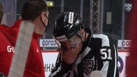 Судья потерял сознание во время матча плей-офф КХЛ