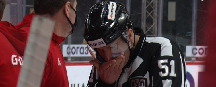 Судья потерял сознание во время матча плей-офф КХЛ