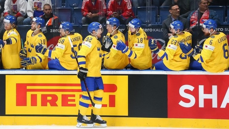 Хоккеисты сборной «Швеции» празднуют победную шайбу.