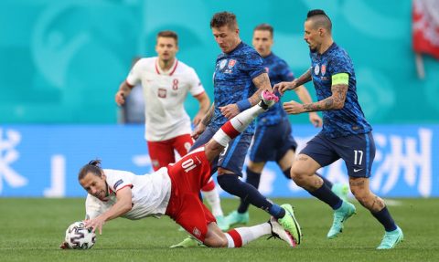 Чехия и Словакия начали чемпионат Европы с неожиданных...