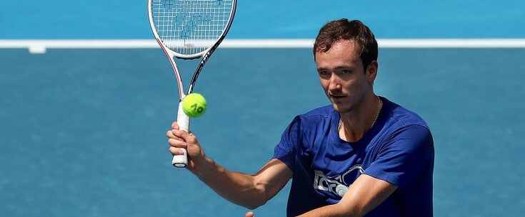 Медведев вновь фаворит Australian Open после окончательной депортации Джоковича