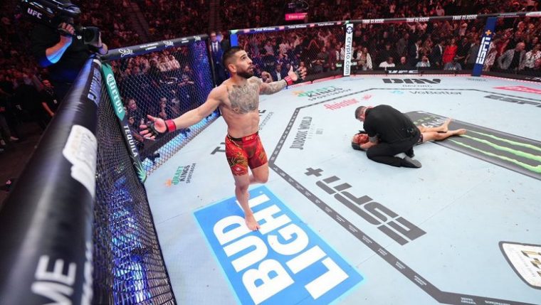 Чарльз Оливейра нокаутом проиграл Илии Топурии в мэйн-эвенте UFC 317