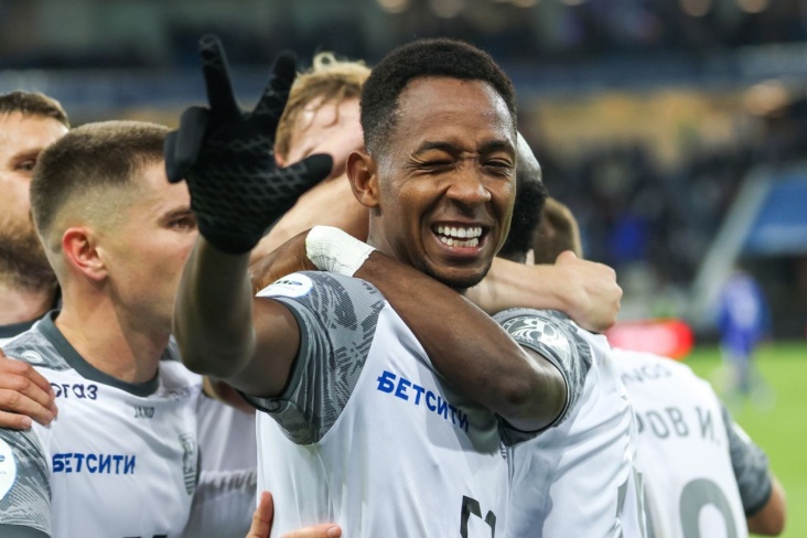 Игроки Балтики празднуют забитый гол