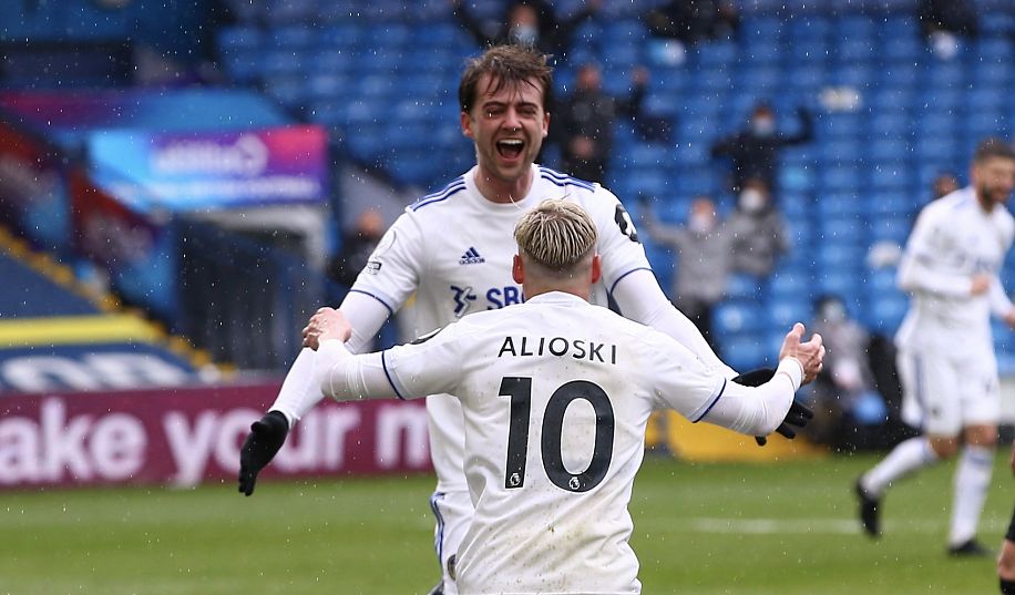 Игроки Лидса бегут праздновать гол