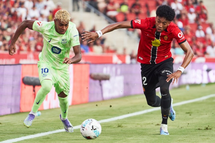 Игрок Мальорки пытается догнать на фланге Ямаля