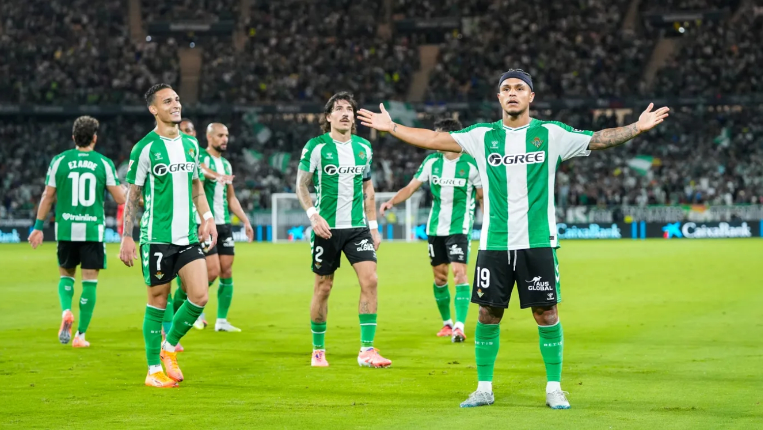 Игроки Бетиса празднуют забитый гол