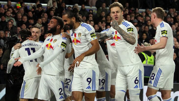 Футболисты Лидса празднуют забитый гол