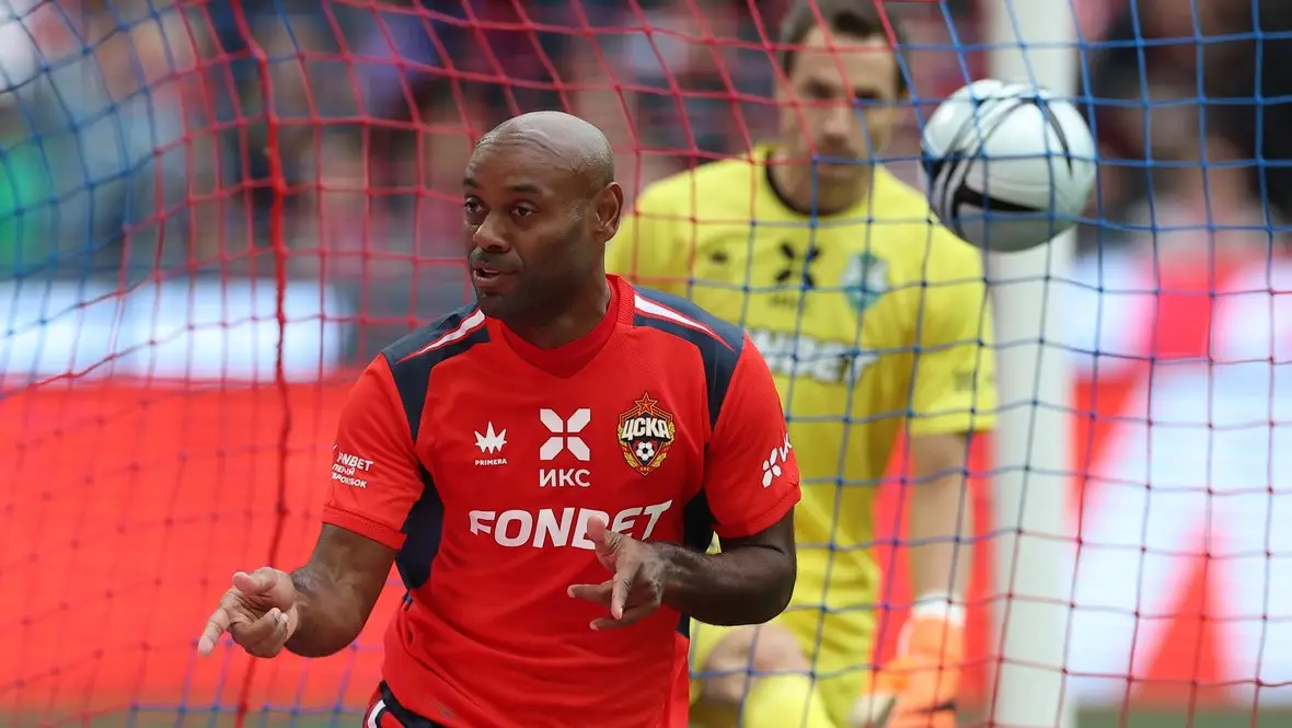 Игрок ЦСКА празднует гол после забитого мяча