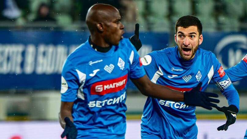 Игроки Динамо празднуют гол в ворота Локомотива