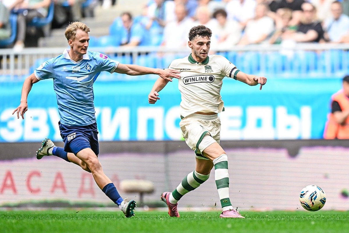 Футболист Крылья Советов пытается догнать игрока команды Краснодара