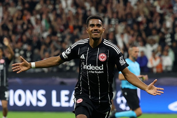 Игрок Айнтрахта в матче против Униона