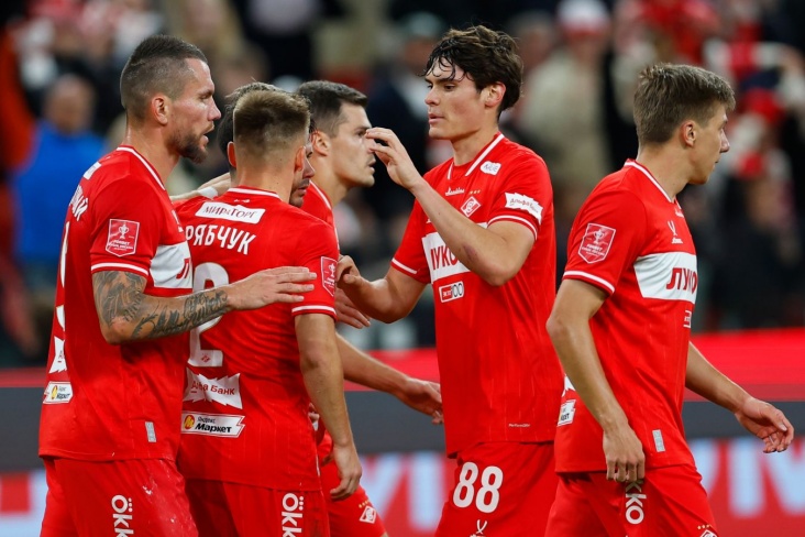 Игроки Спартака празднуют свой забитый гол