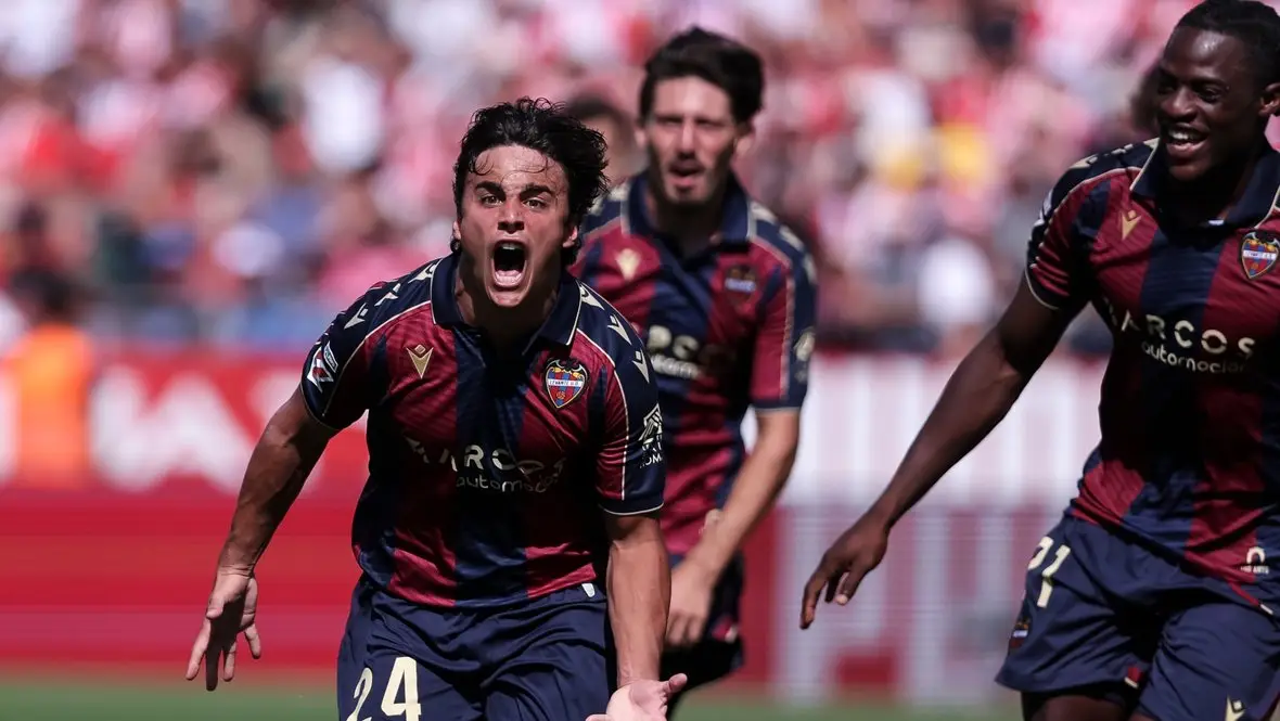 Игроки Леванте бегут праздновать забитый гол