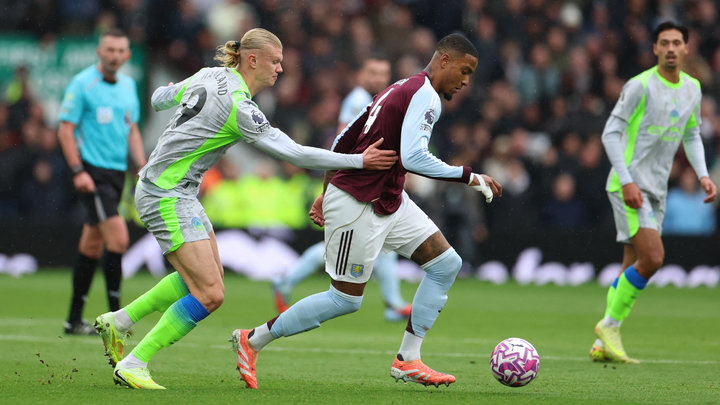 Холанд пытается остановить игрока Астон Виллы