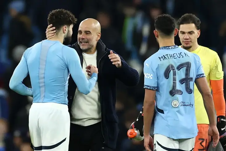 Тренер Сити поздравляет своих игроков с победой