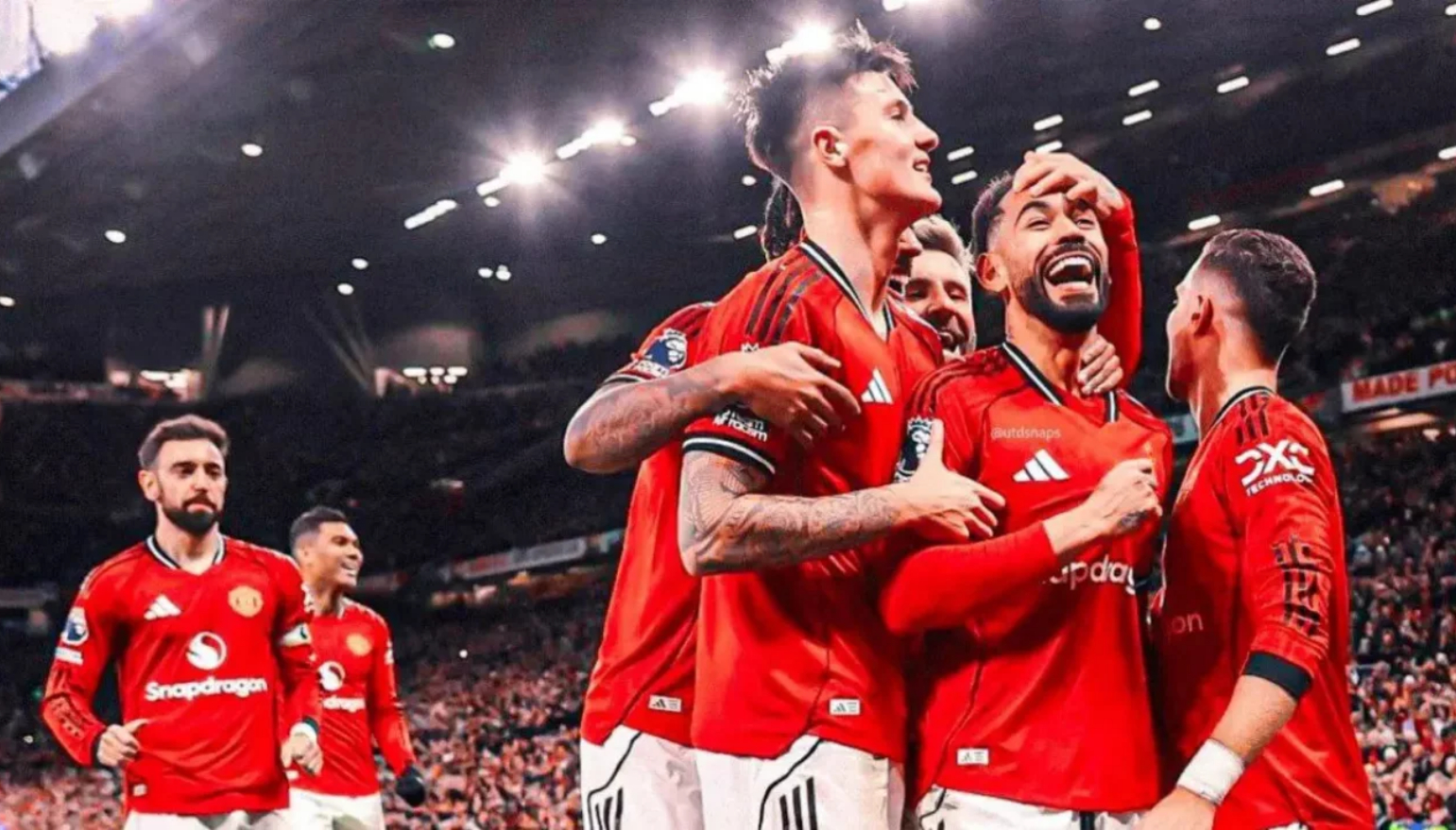 Товарищи по команде поздравляют Кунью с первым голом за МЮ