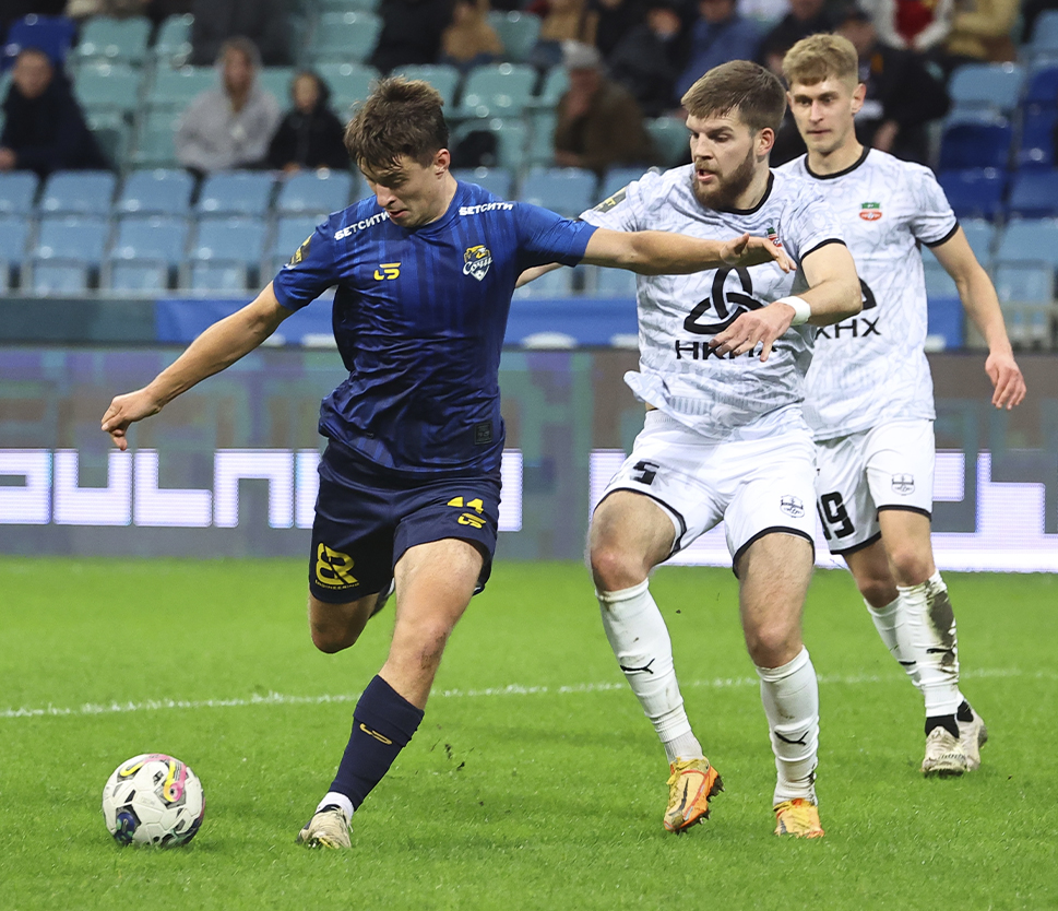 Игрок команды Сочи готовится ударить по мячу