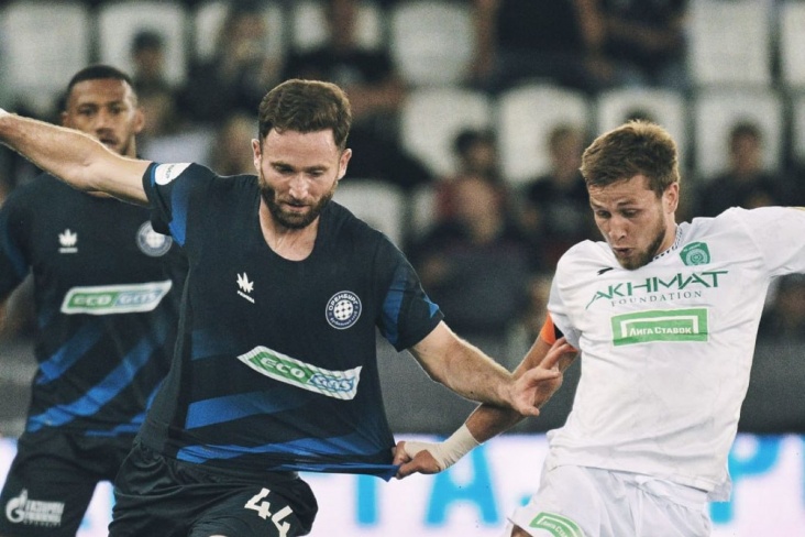 Борьба за мяч в матче Оренбург - Ахмат