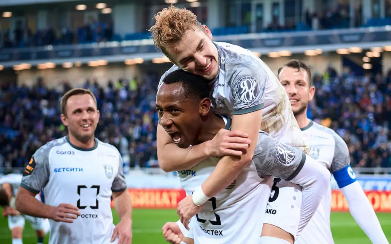 Игроки Балтики празднуют забитый гол