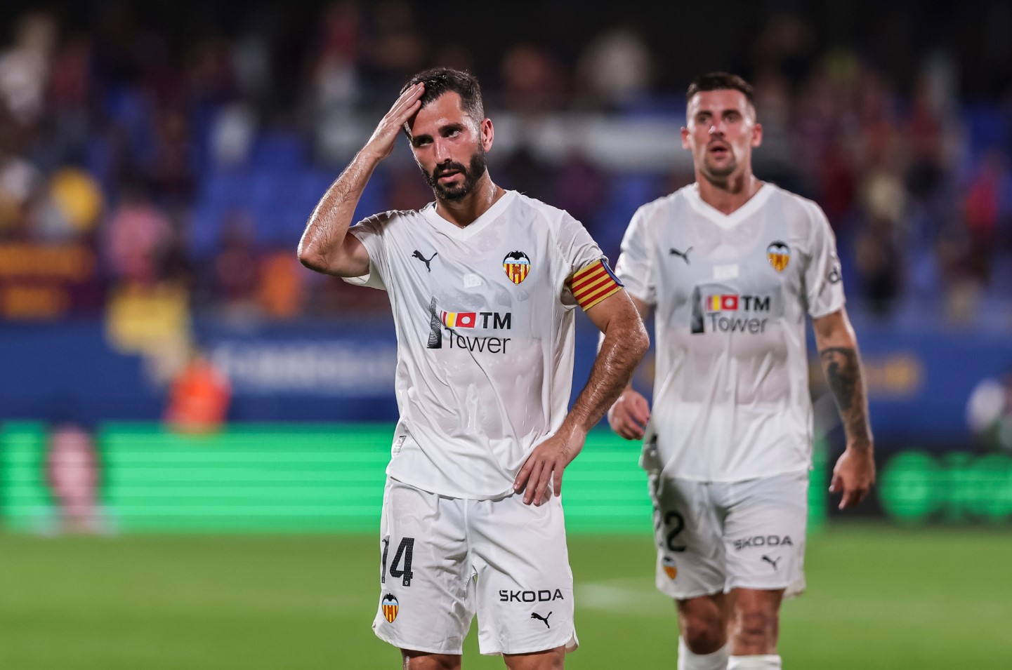 Капитан Валенсии празднует свой забитый гол