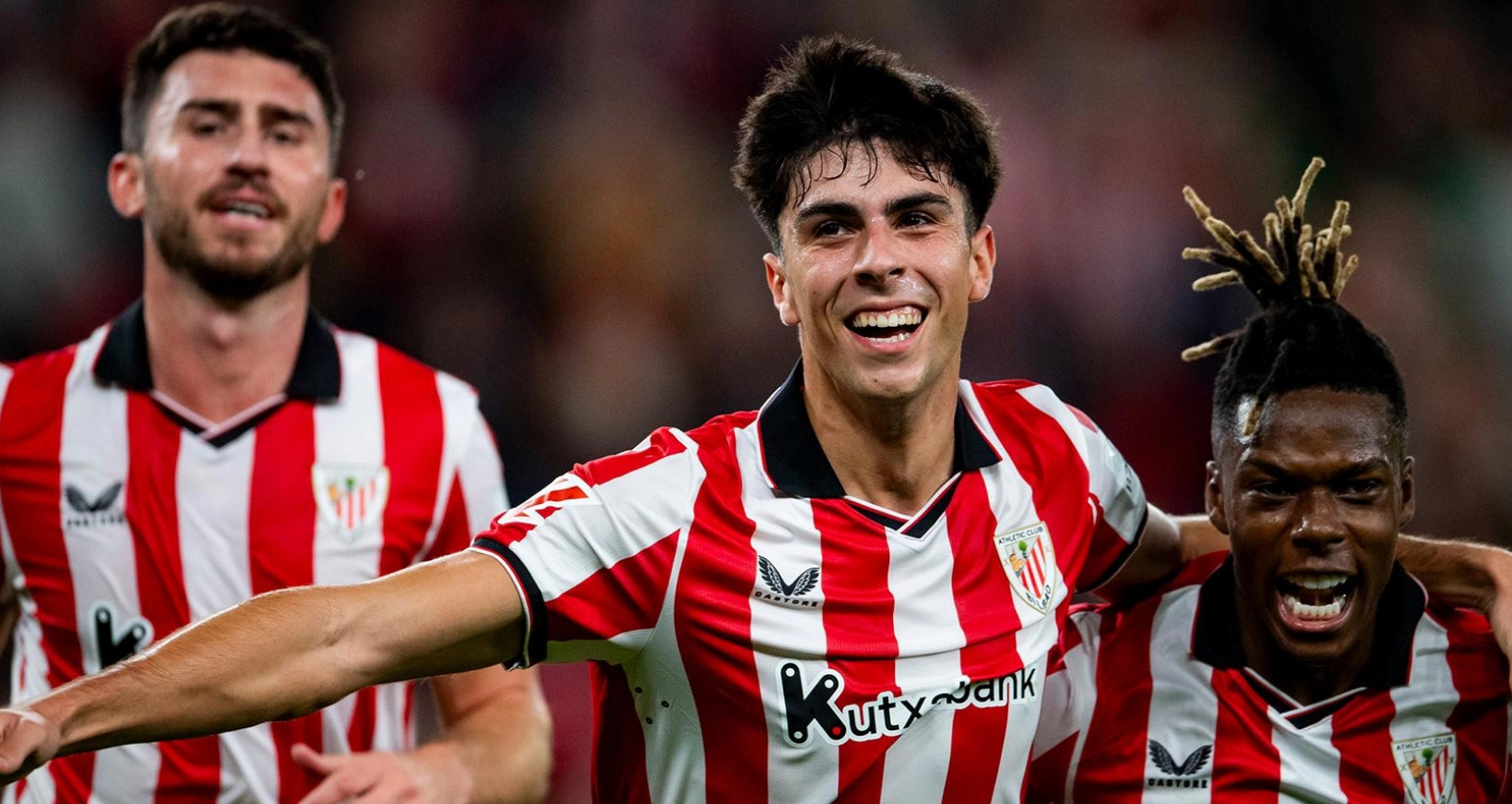 Футболисты Атлетика Бильбао празднуют забитый гол