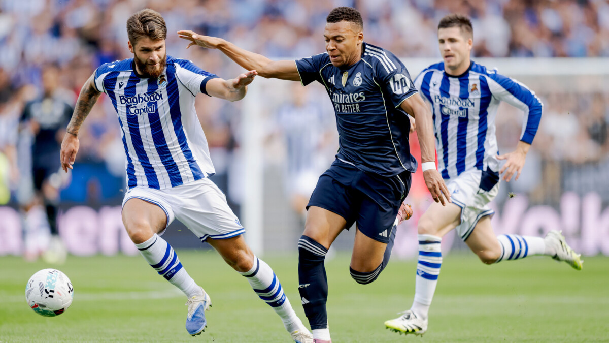 Игроки Реал Сосьедада пытаются догнать Мбаппе