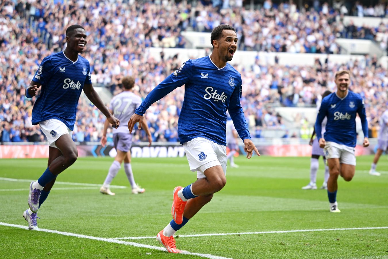 Футболисты Эвертона празднуют забитый гол